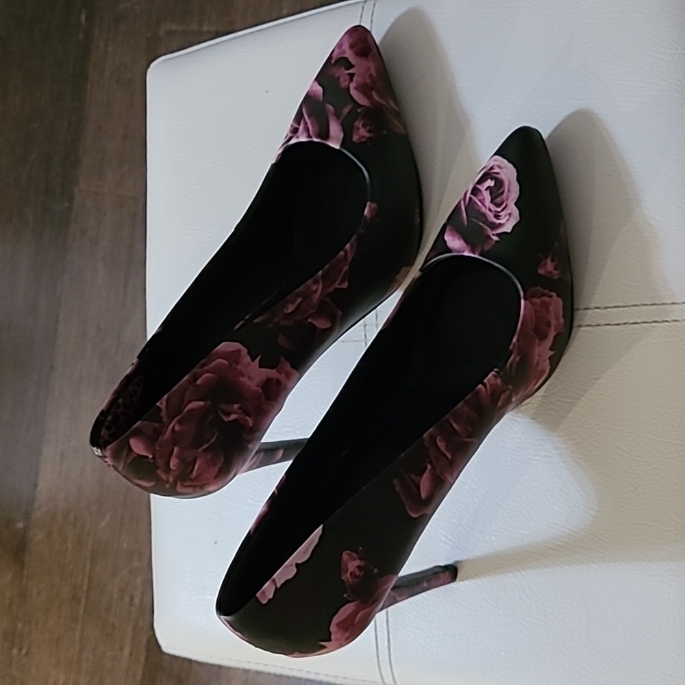 Le chateau NWOT floral heels